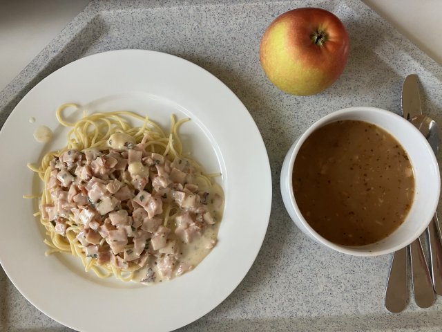 fazolová polévka, špagety carbonare